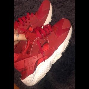 Red/White Nike Air Huaraches 🔥